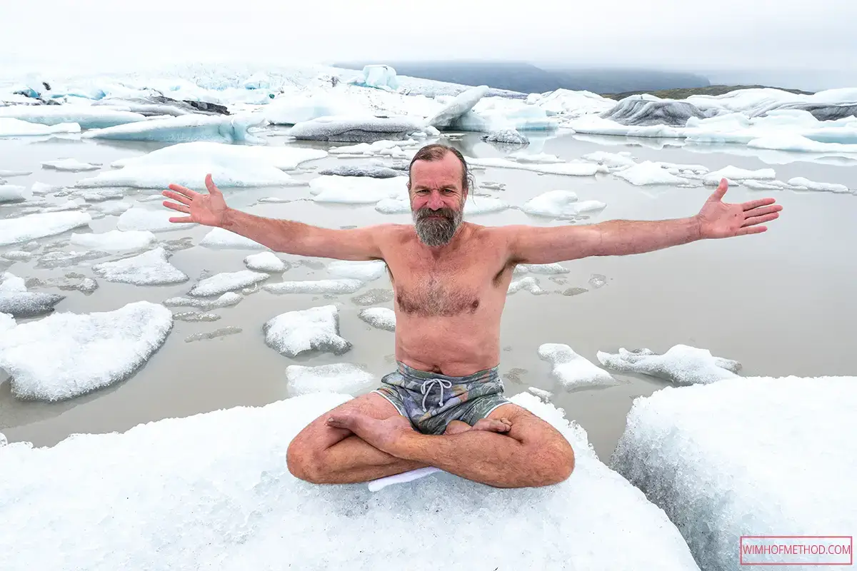 Wim Hof, également connu sous le nom de Ice Man, pratiquant l'immersion dans la glace avec une respiration consciente lors d'une exposition au froid dans un lac glacé
